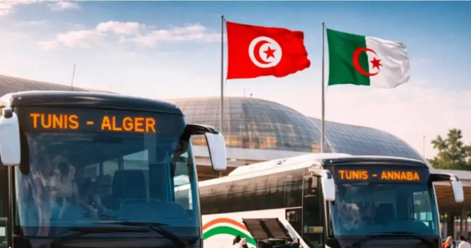 Tunisie : après 5 ans de blocage, son retour semé d’embûches Bus reliant Alger à Tunis avec drapeaux tunisiens et algériens.