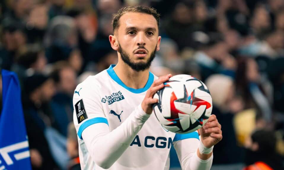 Football player with ball Joueur de football professionnel tenant un ballon lors d'un match.