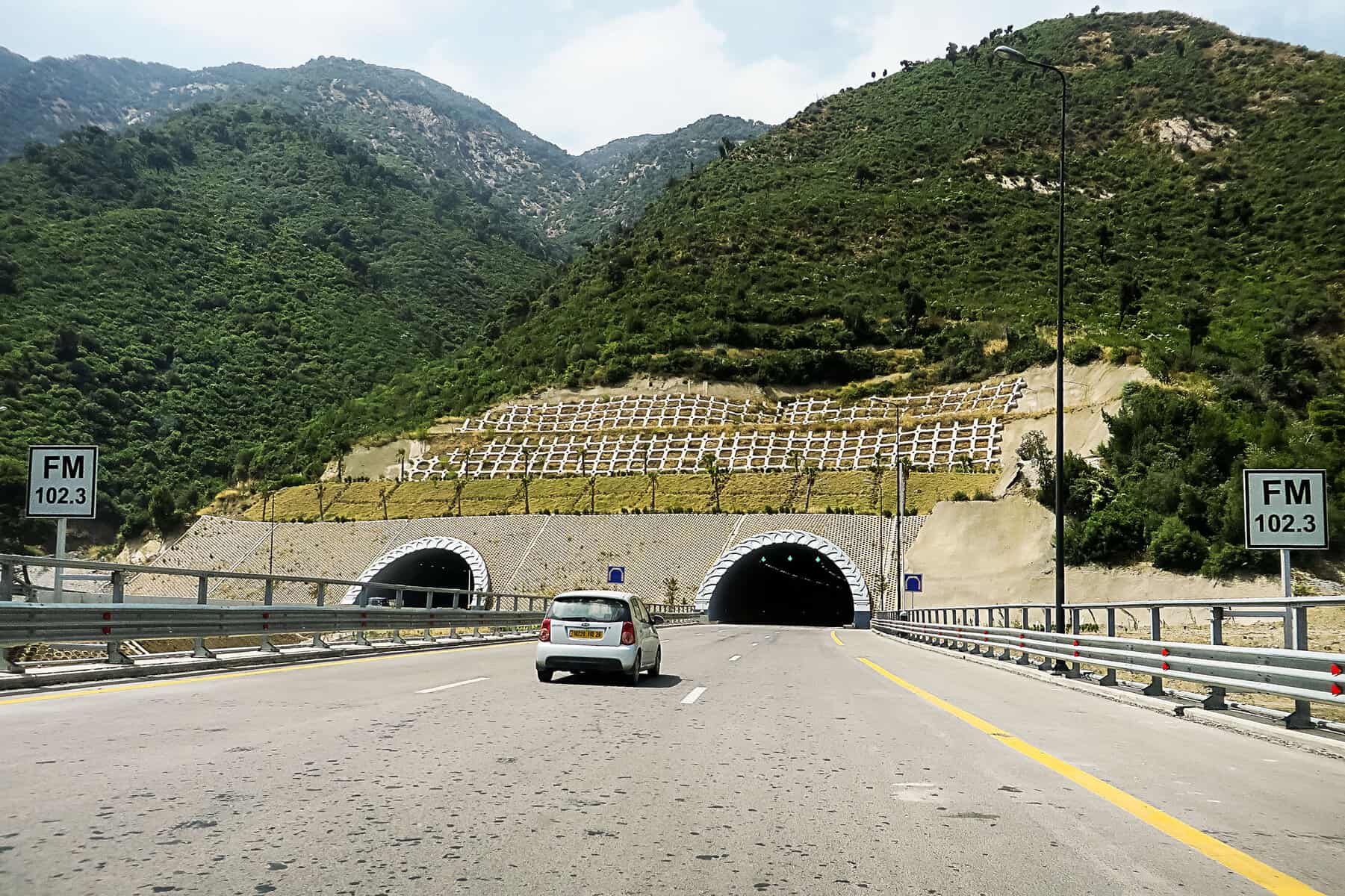 Autoroute A1 : circulation perturbée sur un axe majeur Tunnels de la Chiffa dans un paysage montagneux verdoyant.