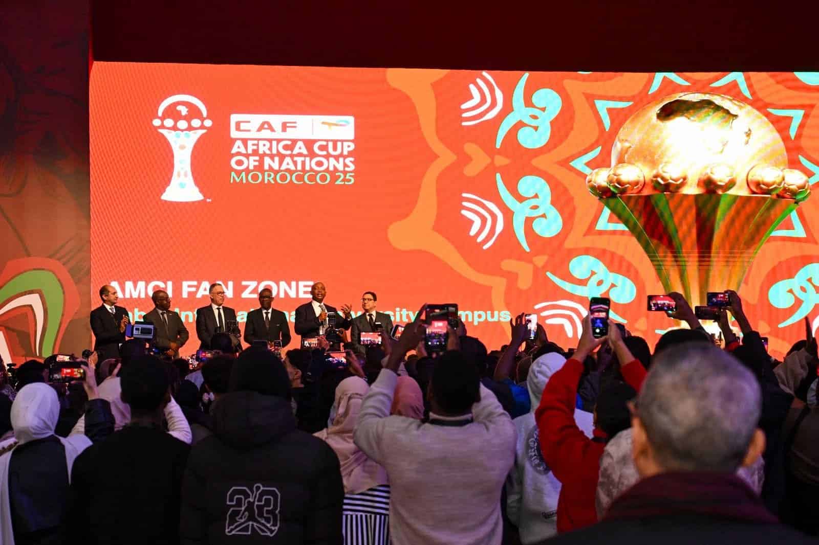 Conférence de la CAF à Marrakech Conférence de la CAF avec un grand logo et un décor coloré.