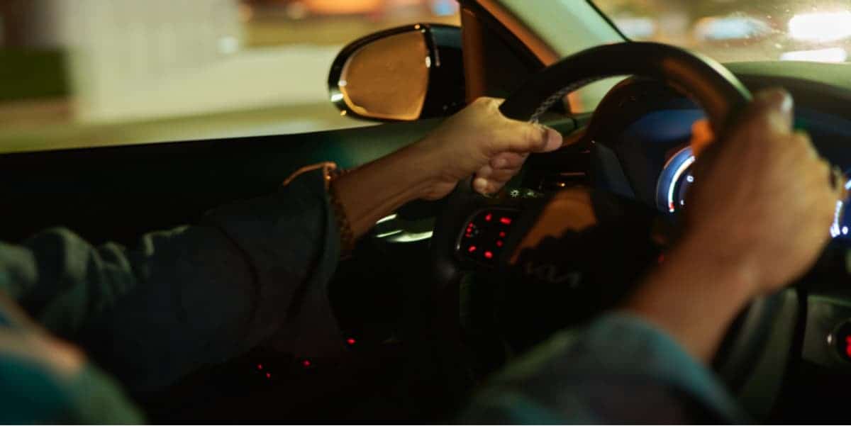 France : vers un couvre-feu partiel, ce qui pourrait changer Conducteur de VTC au volant dans une voiture moderne.