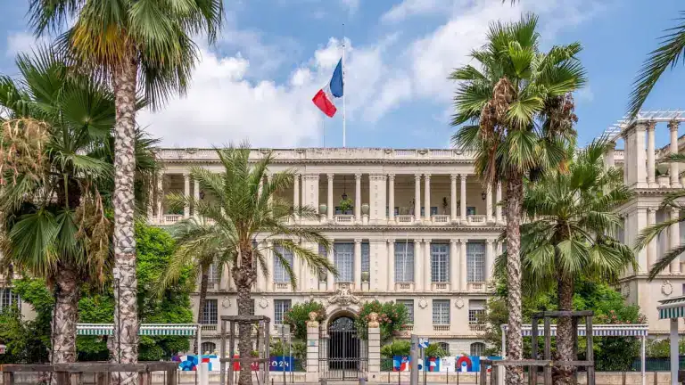 Préfecture en France avec drapeaux Bâtiment officiel en France avec drapeaux français et européens.
