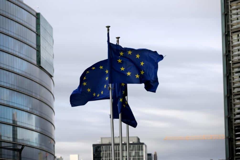 L’Union européenne prépare une plainte judiciaire contre Infantino Drapeaux de l'Union européenne flottant dans le ciel.