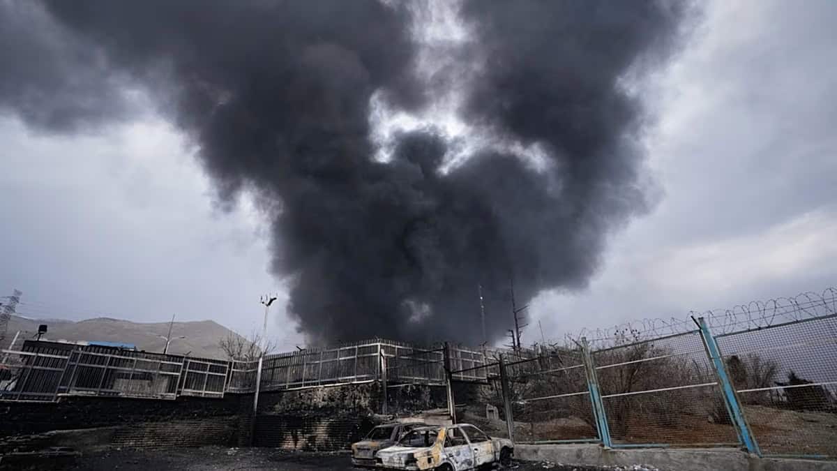 Incendie majeur aux Émirats arabes unis Fumée noire épaisse lors d'un incendie aux Émirats arabes unis.