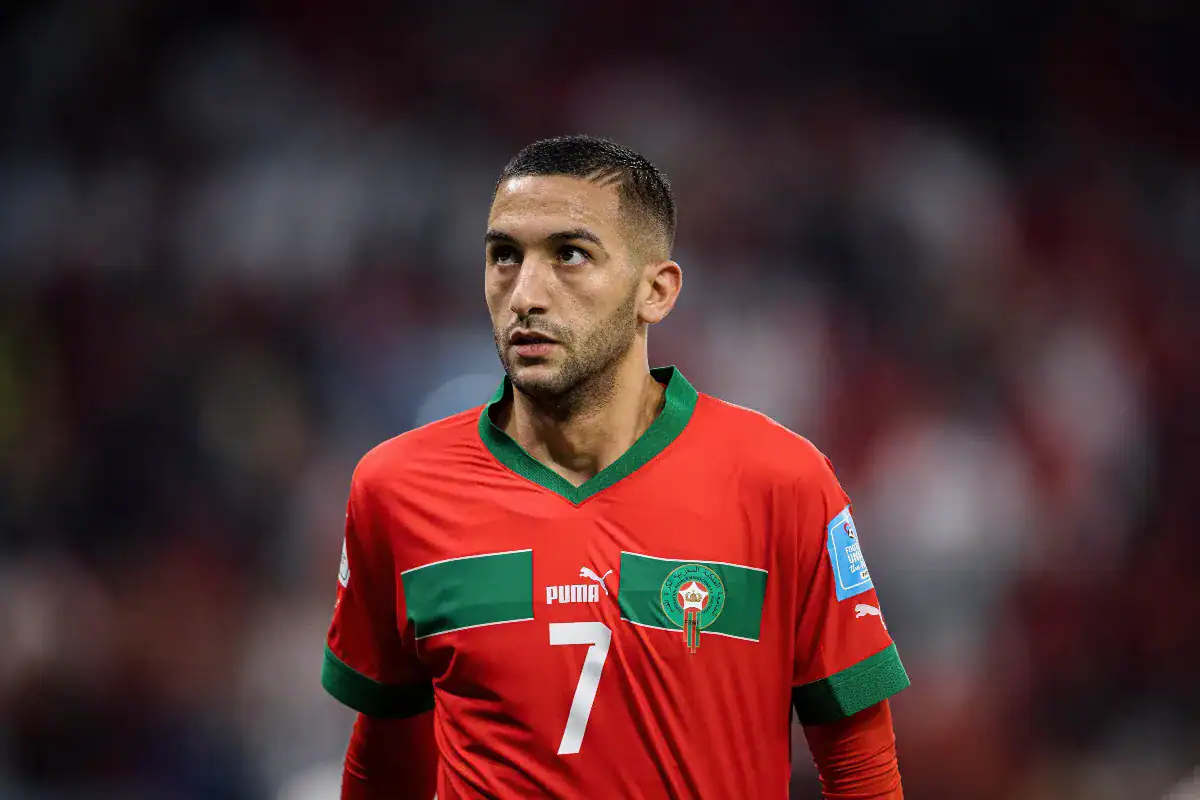 Hakim Ziyech portant le maillot du Maroc, prêt pour le jeu.