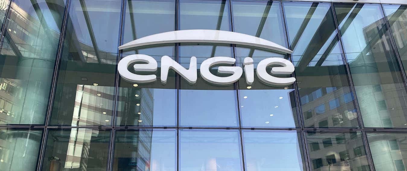 Logo d'Engie dans un bâtiment moderne Logo d'Engie affiché sur la façade d'un bâtiment moderne en verre.