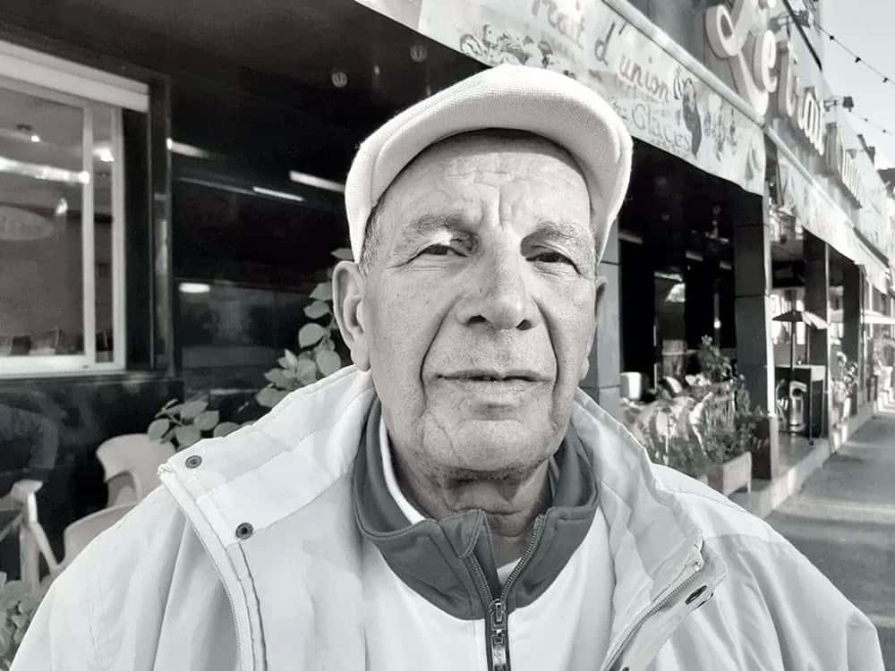 Hommage à Mohamed Hansal, pilier de l’arbitrage algérien Portrait de Mohamed Hansal, figure emblématique de l'arbitrage en Algérie.