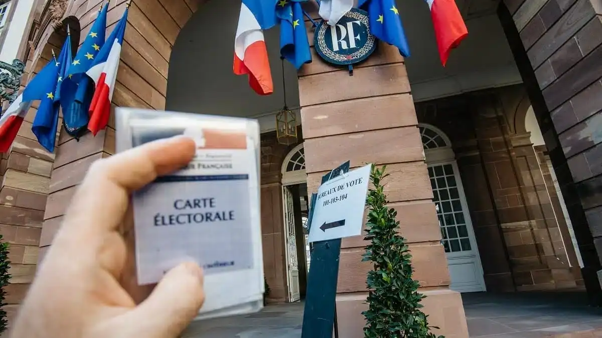 Franco-Algériens : ces maires qui font bouger la France ! Voter avec la carte électorale devant un bâtiment officiel en France.
