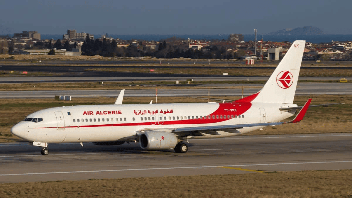 Une nouvelle destination renforce l’offre d’Air Algérie Avion Boeing 737 Max 8 d'Air Algérie sur la piste d'atterrissage.