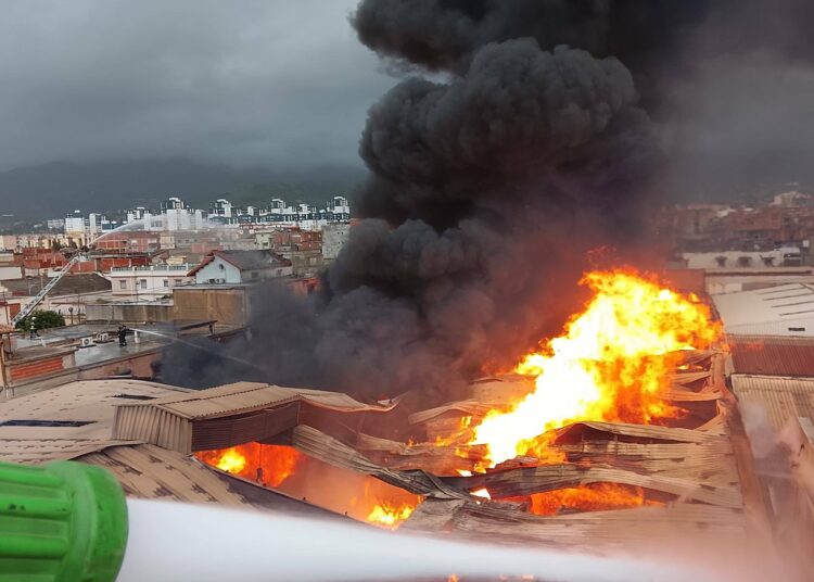 Blida : Incendie colossal, les pompiers en première ligne
