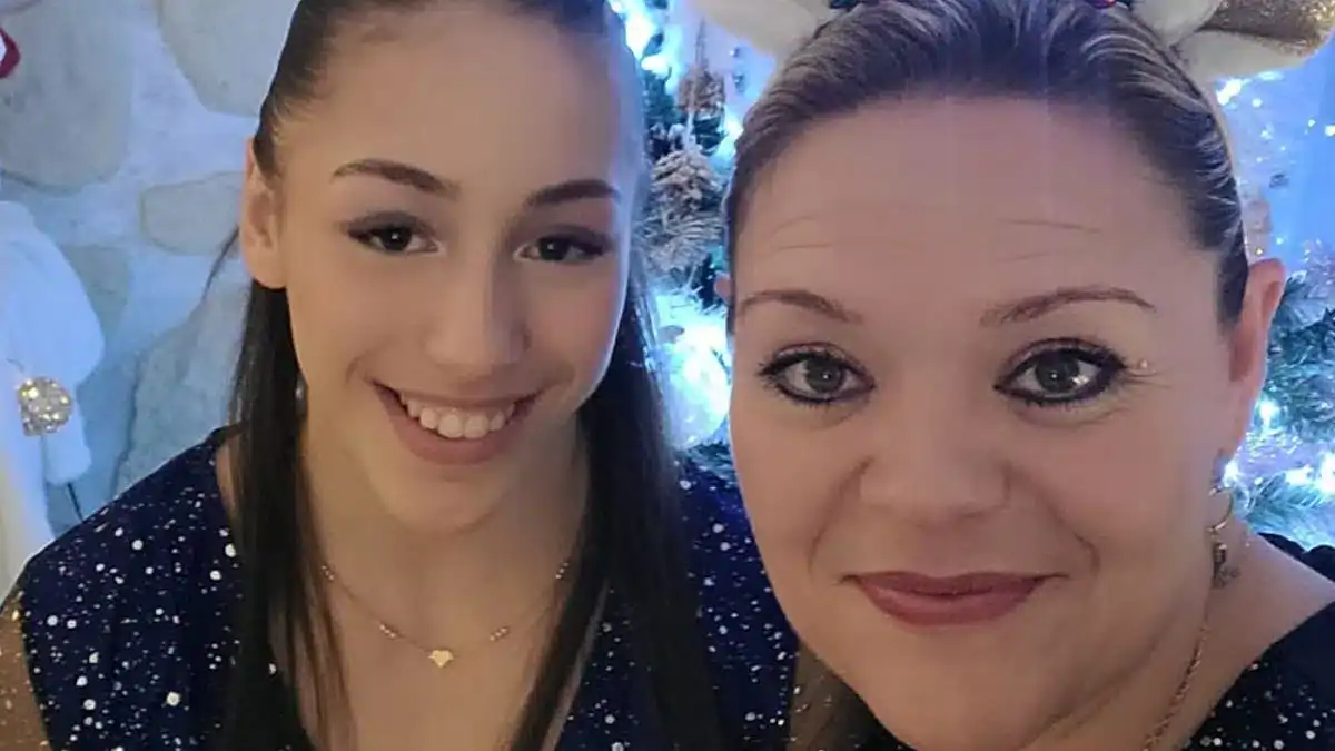 Maman de Kaylia Nemour devient algérienne ! Photo de Kaylia Nemour avec sa mère lors d'une célébration en Algérie.