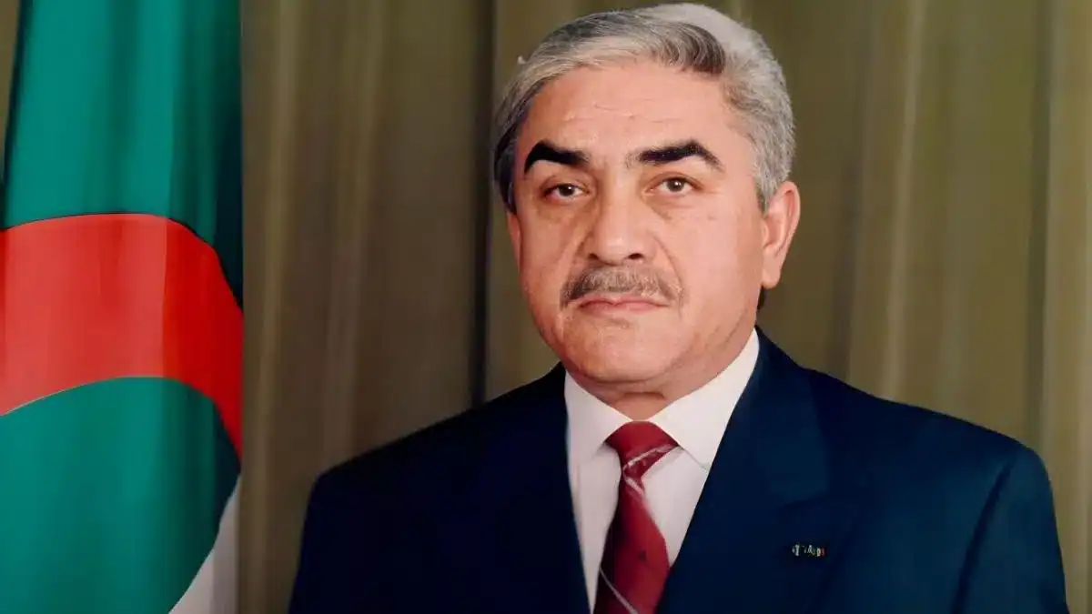 Liamine Zeroual : L’homme qui a bouleversé l’Algérie et le Maroc Liamine Zeroual, homme politique algérien, en costume formel.