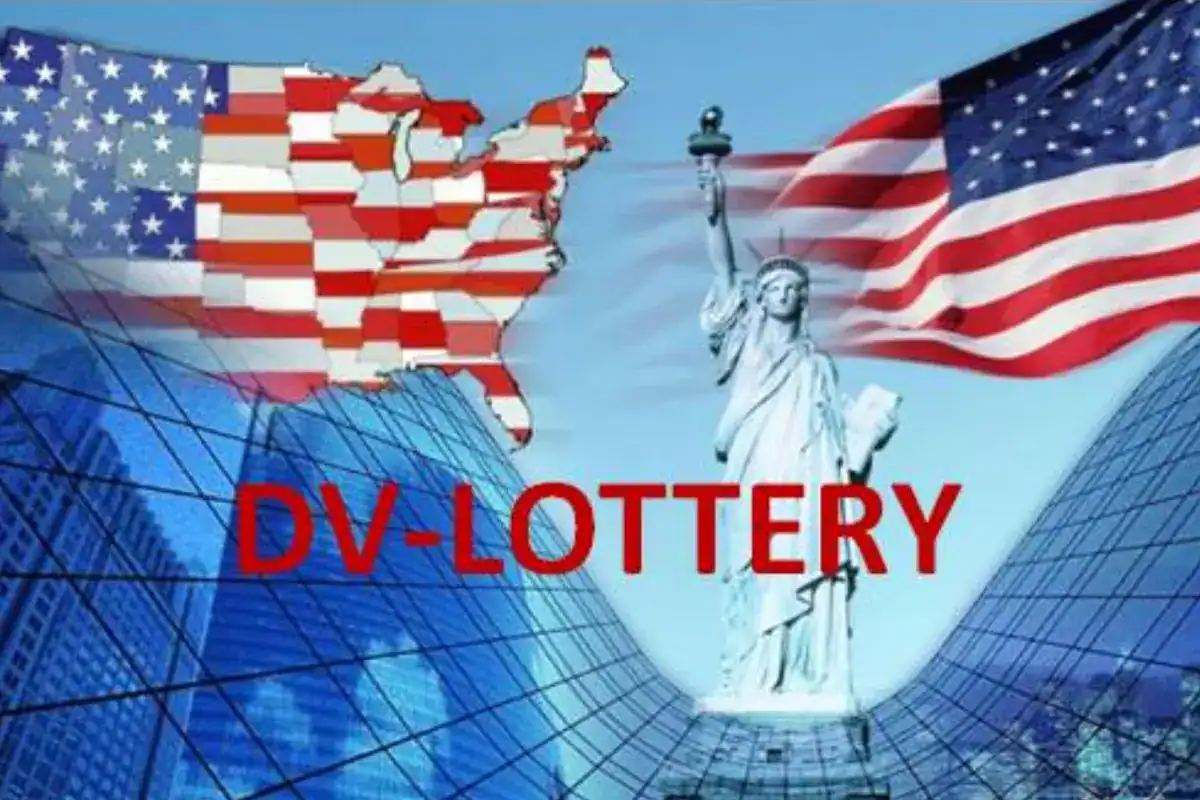 DV Lottery 2027 : découvrez les nouvelles règles étonnantes ! Carte des États-Unis et Statue de la Liberté avec drapeau américain.