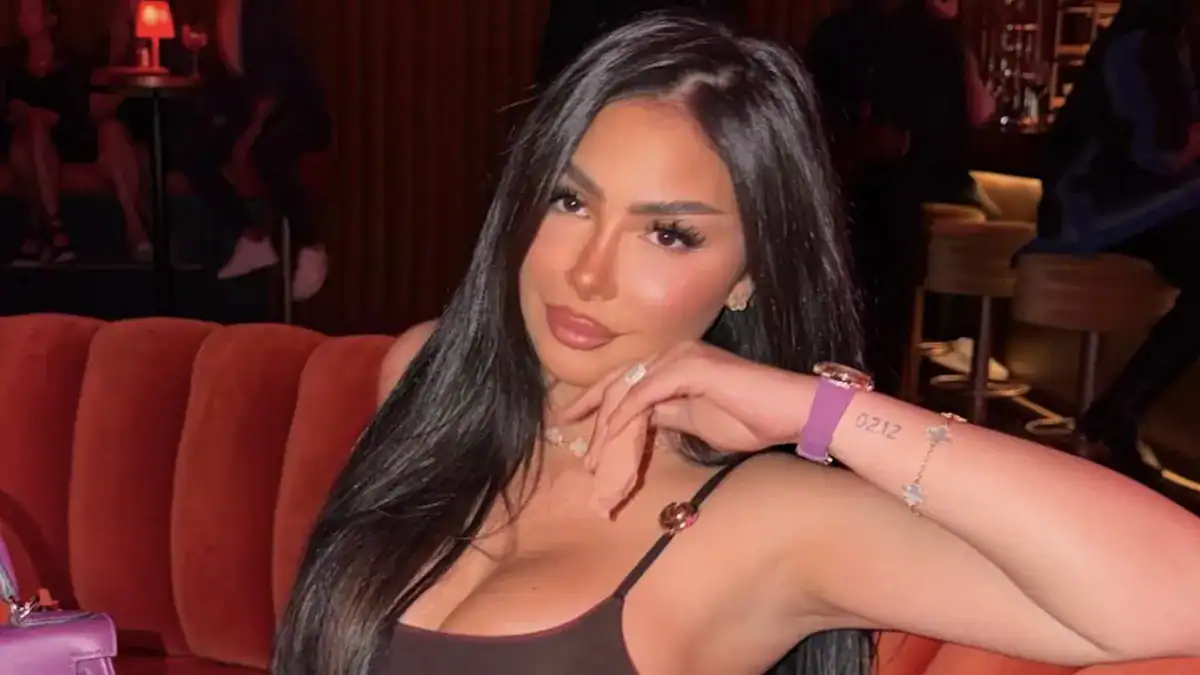 Maeva Ghennam : une arrestation à Dubaï qui fait jaser ! Maeva Ghennam dans un lieu chic à Dubaï, portant une tenue élégante.