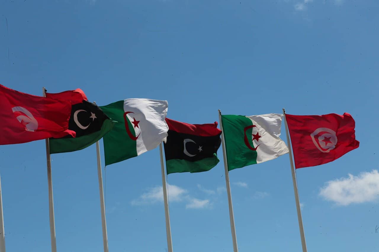 Drapeaux du Maghreb et de la Tunisie Drapeaux du Maghreb flottant sous un ciel bleu clair.