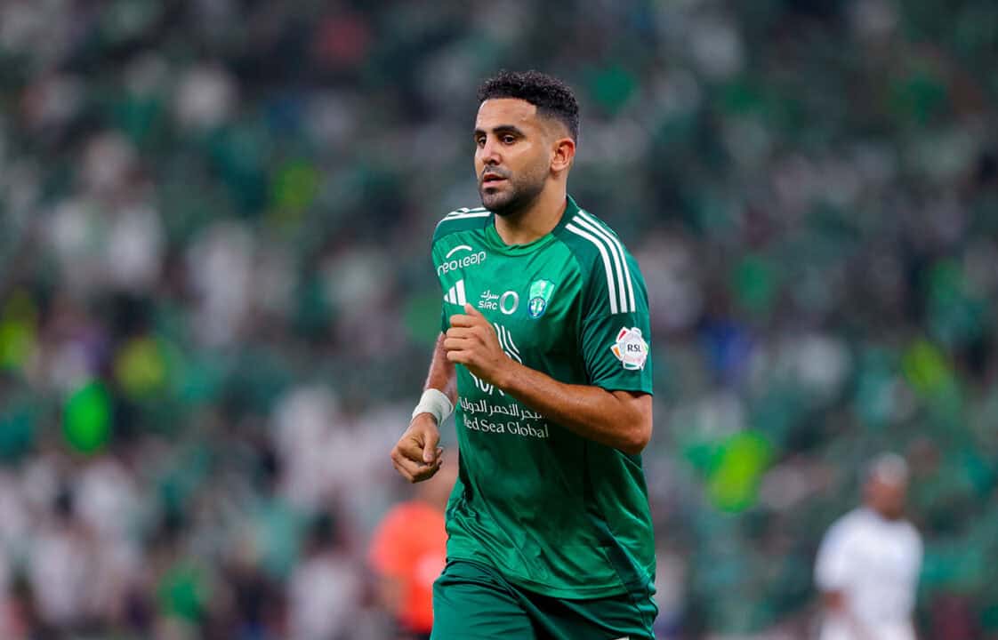 Riyad Mahrez surpasse-t-il Messi ? Découvrez la vérité ! Riyad Mahrez en maillot vert durant un match de football.