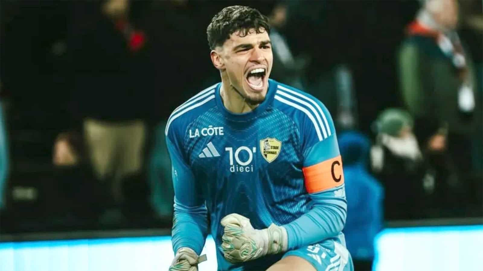 Un binational confirme son choix : il opte pour l’Algérie ! Footballeur algérien en pleine célébration sur le terrain.