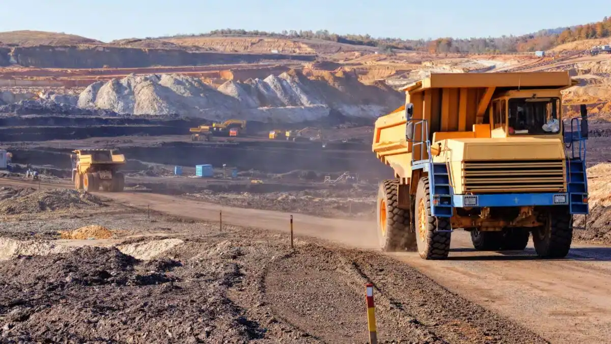 Découverte de la mine de Bled El Hadba : une date clé révélée ! Camion de mine en action à Bled El Hadba, site minier au Maghreb.