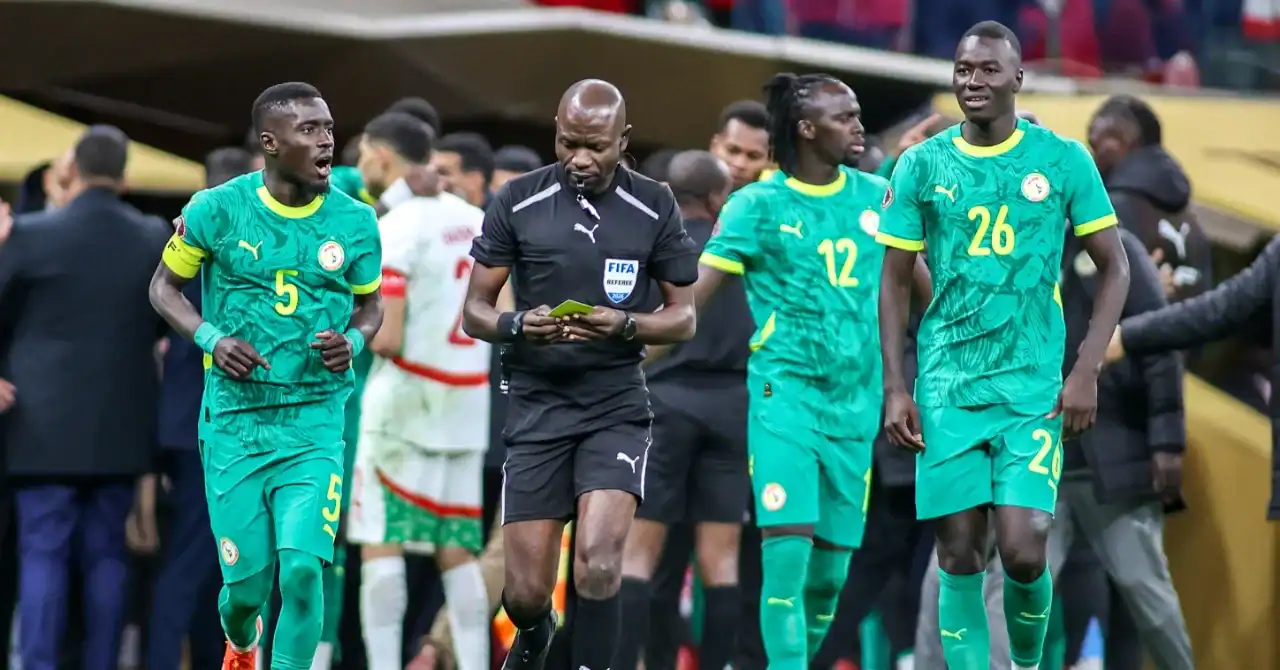 Joueurs de football en tenue verte lors d'un match important.