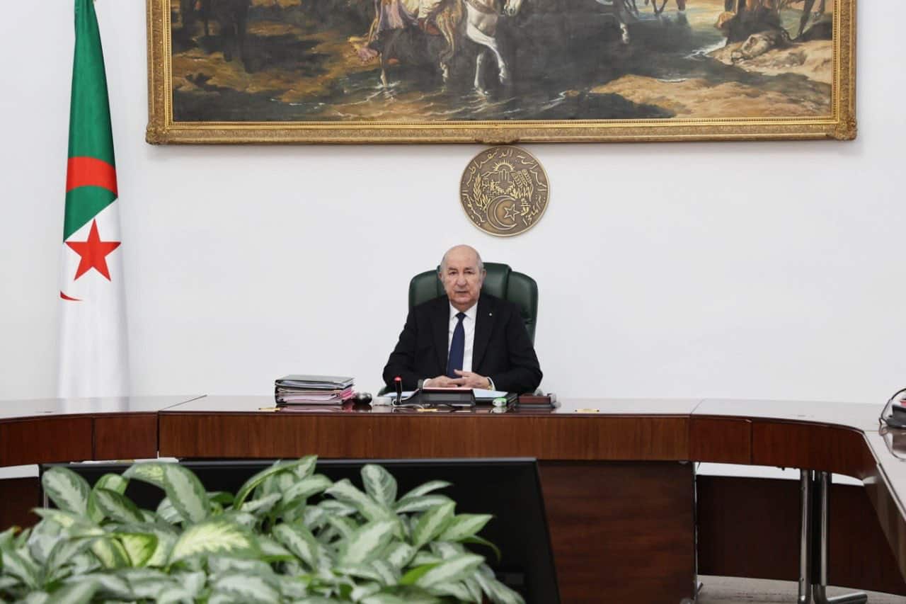 Tebboune en réunion officielle Président Tebboune lors d'une réunion officielle en Algérie.