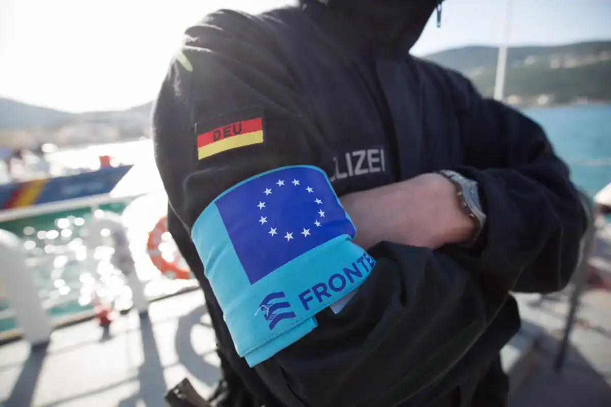 Agent de police portant badge de la frontière européenne.