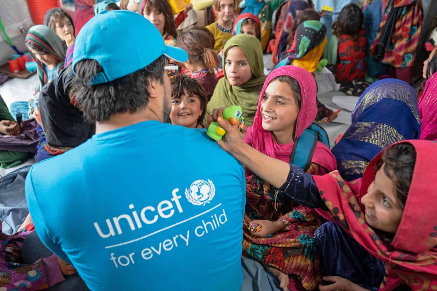 UNICEF : 10 enfants meurent chaque jour au Liban Enfant recevant de l'aide de UNICEF au Liban.