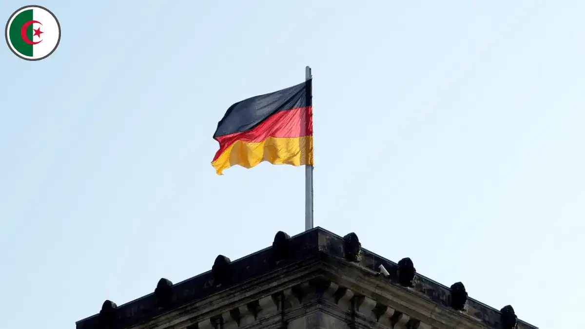 Drapeau allemand flottant au sommet d'un bâtiment en Algérie.