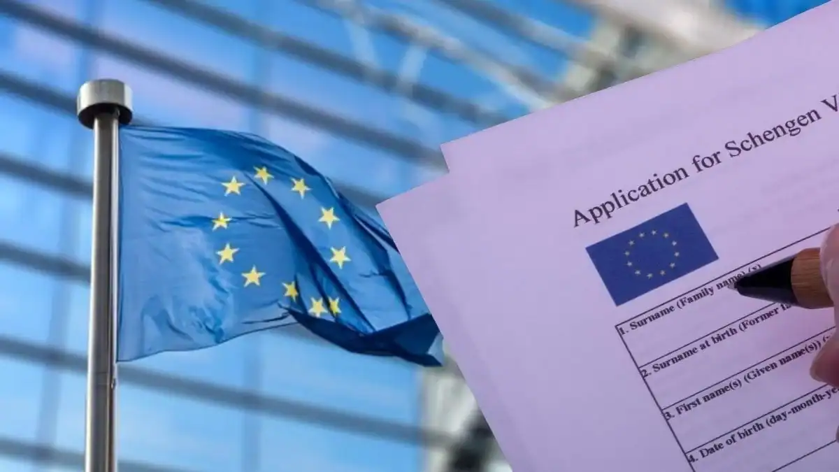 Dossier de demande de visa Schengen avec drapeau européen en arrière-plan.