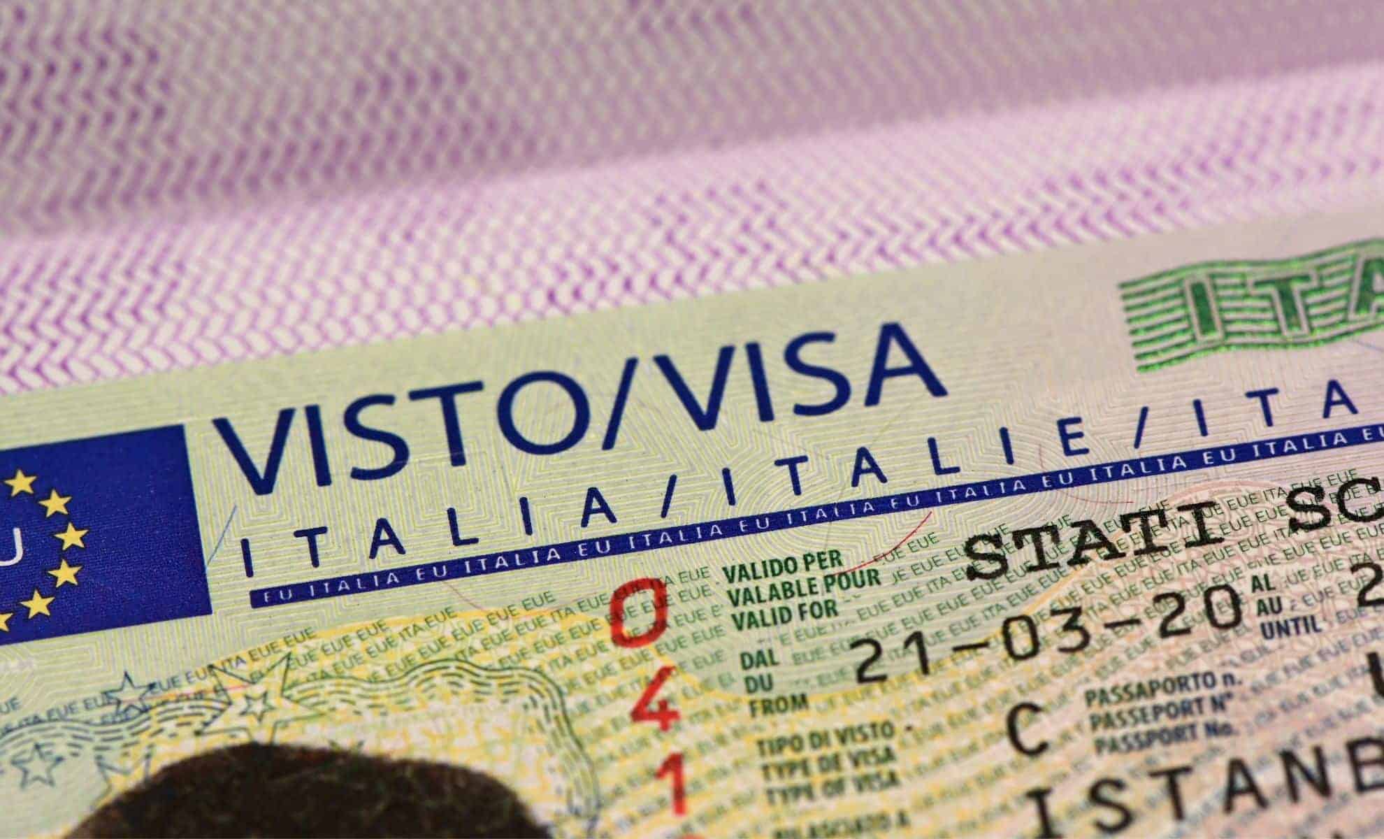 Une tragédie humaine : le destin tragique d’un sans-papiers en Italie Visa Schengen italien avec date de validité et tampon.