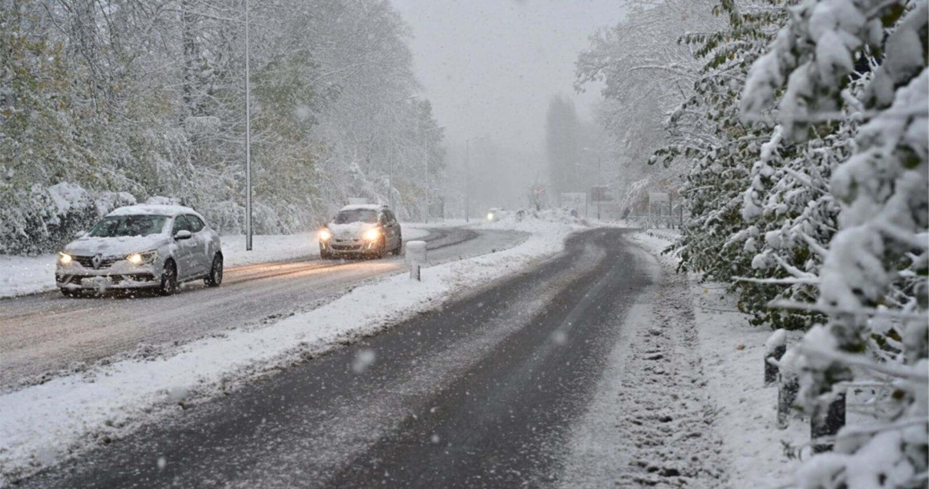Routes bloquées : découvre les régions d’Algérie sous la neige ! Route enneigée en Algérie avec voitures circulant prudemment.