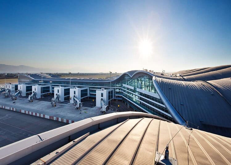 L'aéroport d'Alger embauche : découvrez les postes à pourvoir ! Découvrez comment postuler comme hôtesse à l'aéroport d'Alger