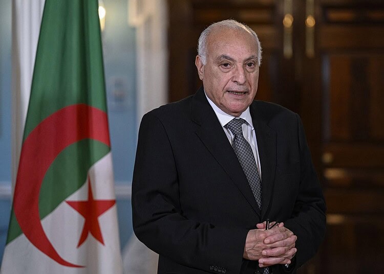 Homme politique algérien lors d'une déclaration officielle.