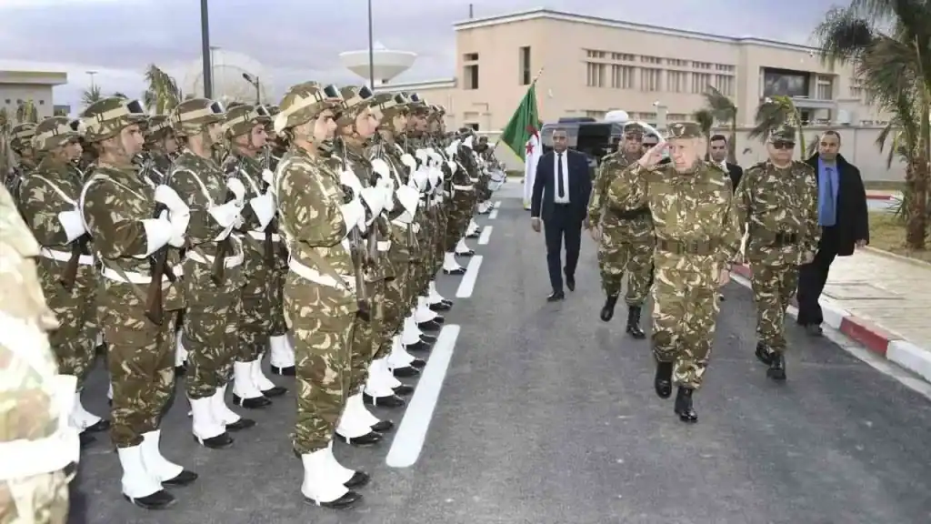 Algérie : un hommage émouvant à ses trois héros militaires Soldats en uniforme lors d'une cérémonie officielle en Algérie.