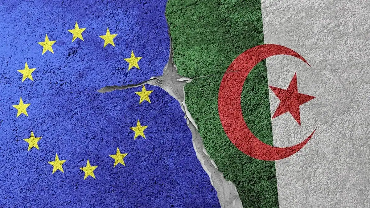 Algérie et UE : une alliance inattendue pour récupérer des biens perdus ! Drapeaux de l'UE et de l'Algérie déchirés côte à côte.