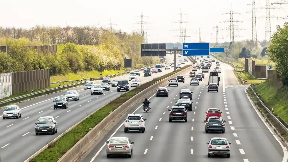 Algérie : découvrez les sévères sanctions du nouveau code de la route Trafic dense sur une autoroute en Algérie avec plusieurs véhicules.