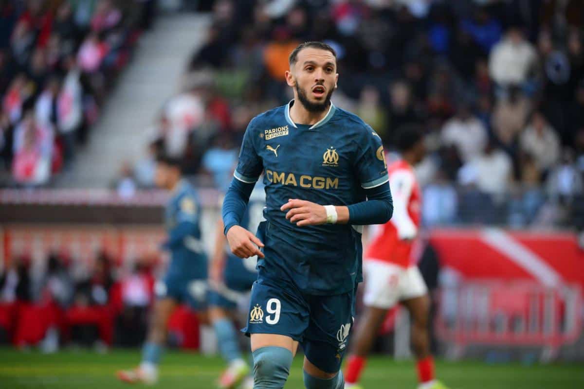 Joueur Olympique de Marseille en action lors d'un match.