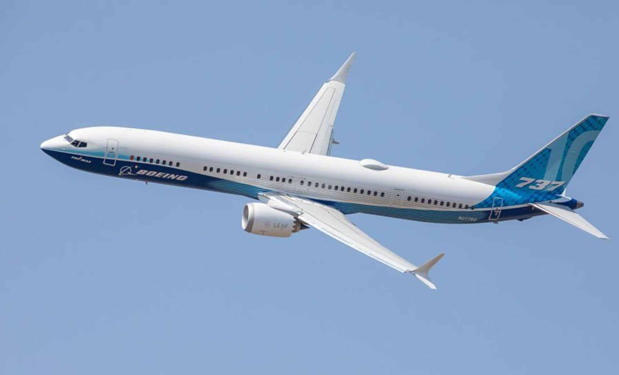 Tunisair : seulement 19 avions, Boeing entre dans la course Avion Boeing 737 Max 8 en vol pour Air Algérie.