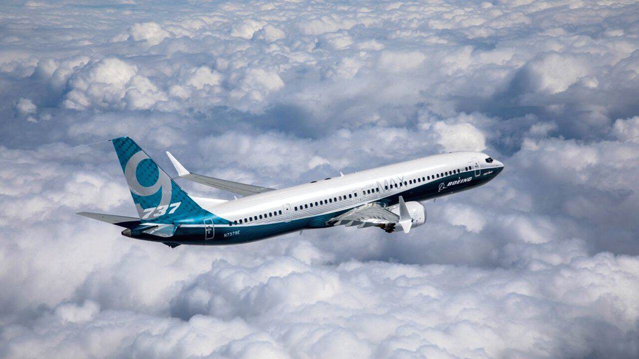 Avion Boeing 737 Max 8 en vol au-dessus des nuages.
