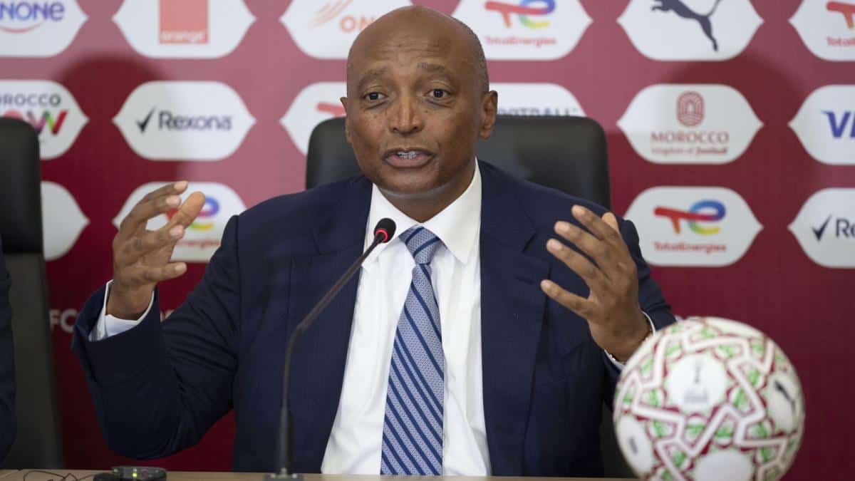 Motsepe lors d'une conférence, gesticulant en parlant.
