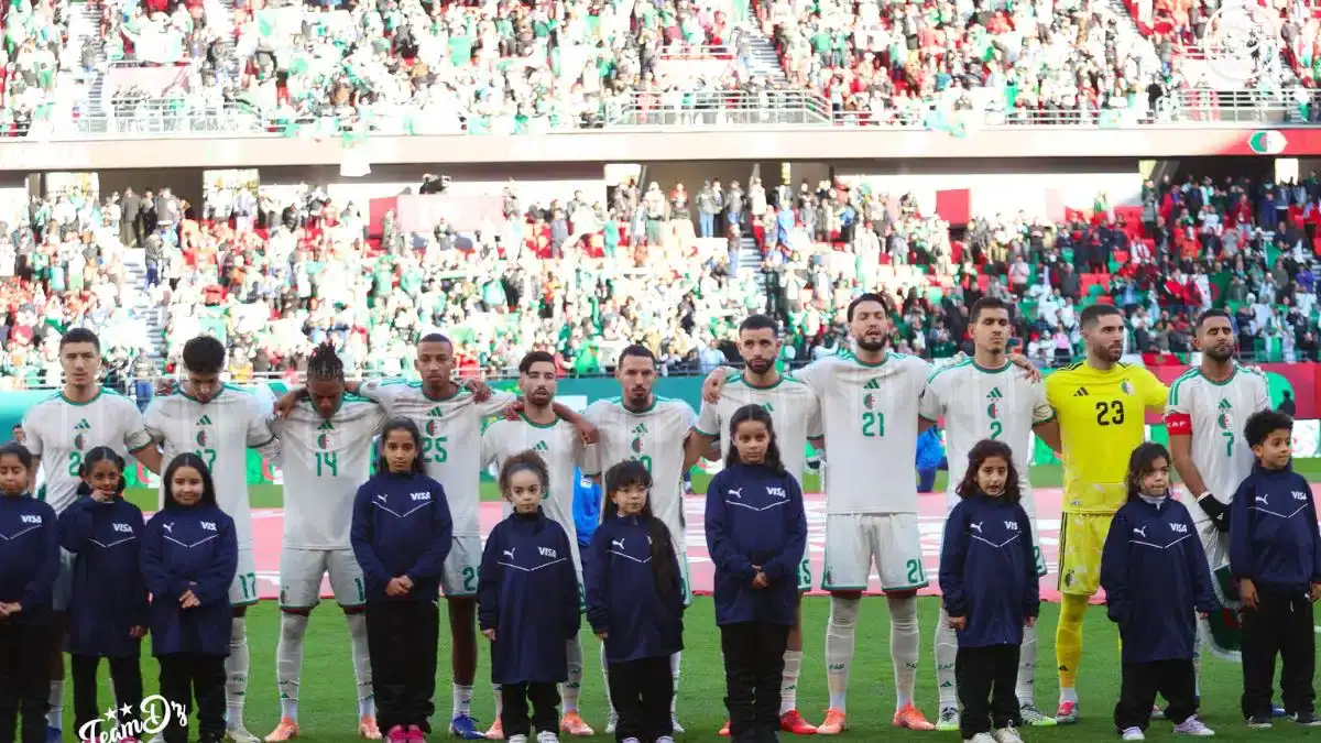 Équipe nationale d'Algérie avec jeunes mascottes avant le match.