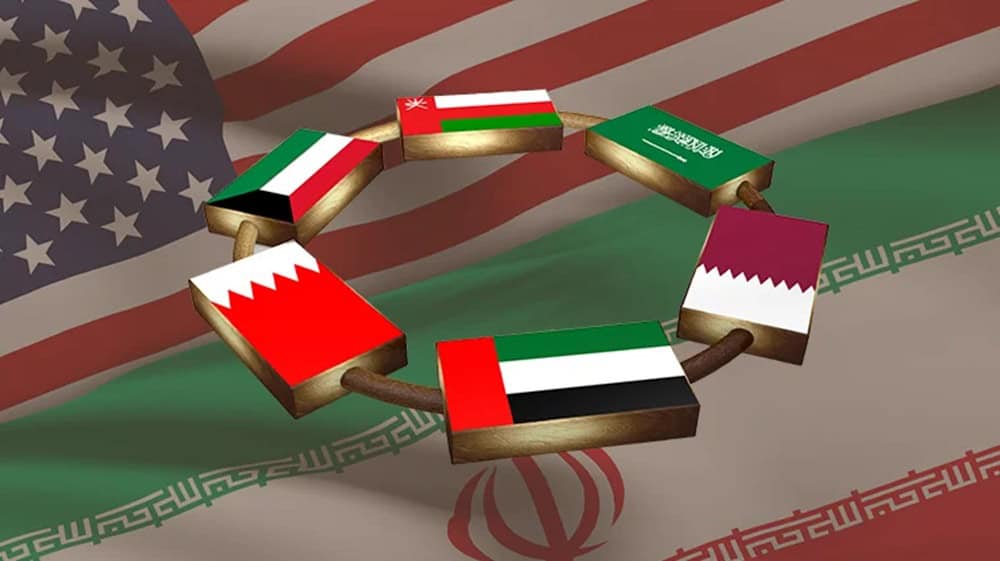 Cercle de drapeaux du Golfe face à l'Iran sur fond de drapeau américain et iranien.