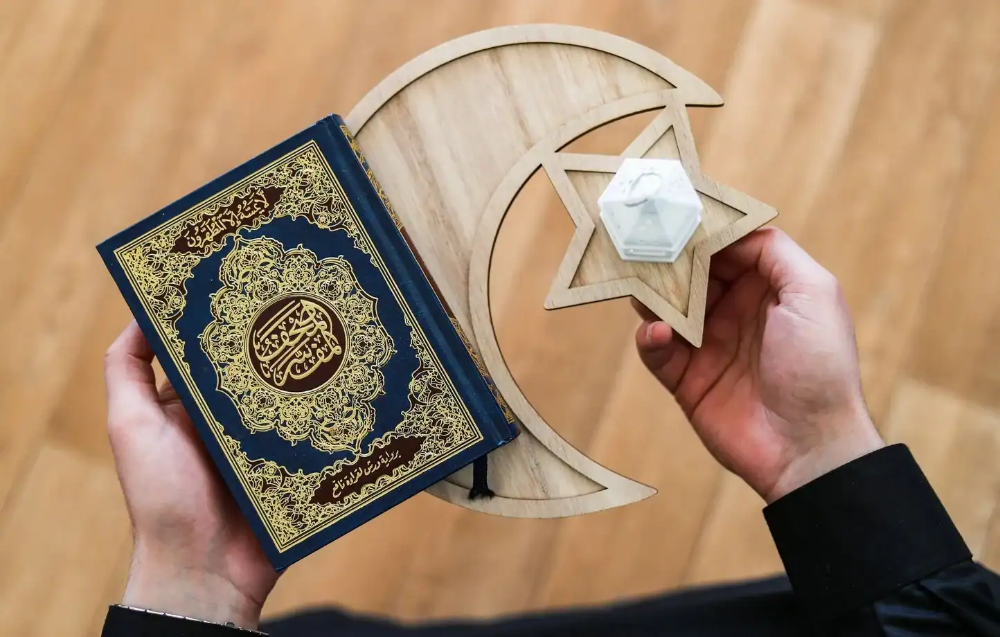 Aïd el-Fitr 2026 en France Livre sacré du Coran avec décoration de l'Aïd el-Fitr.