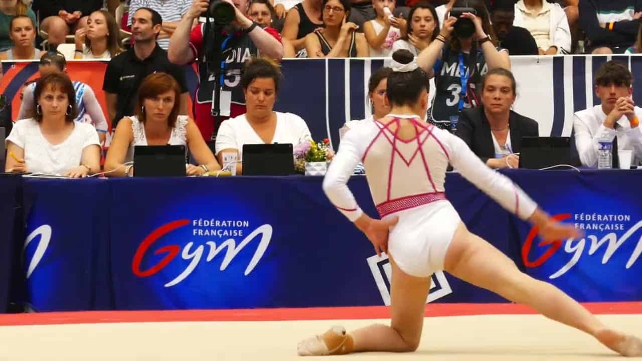 Gymnaste en action lors d'une compétition de gymnastique en France.