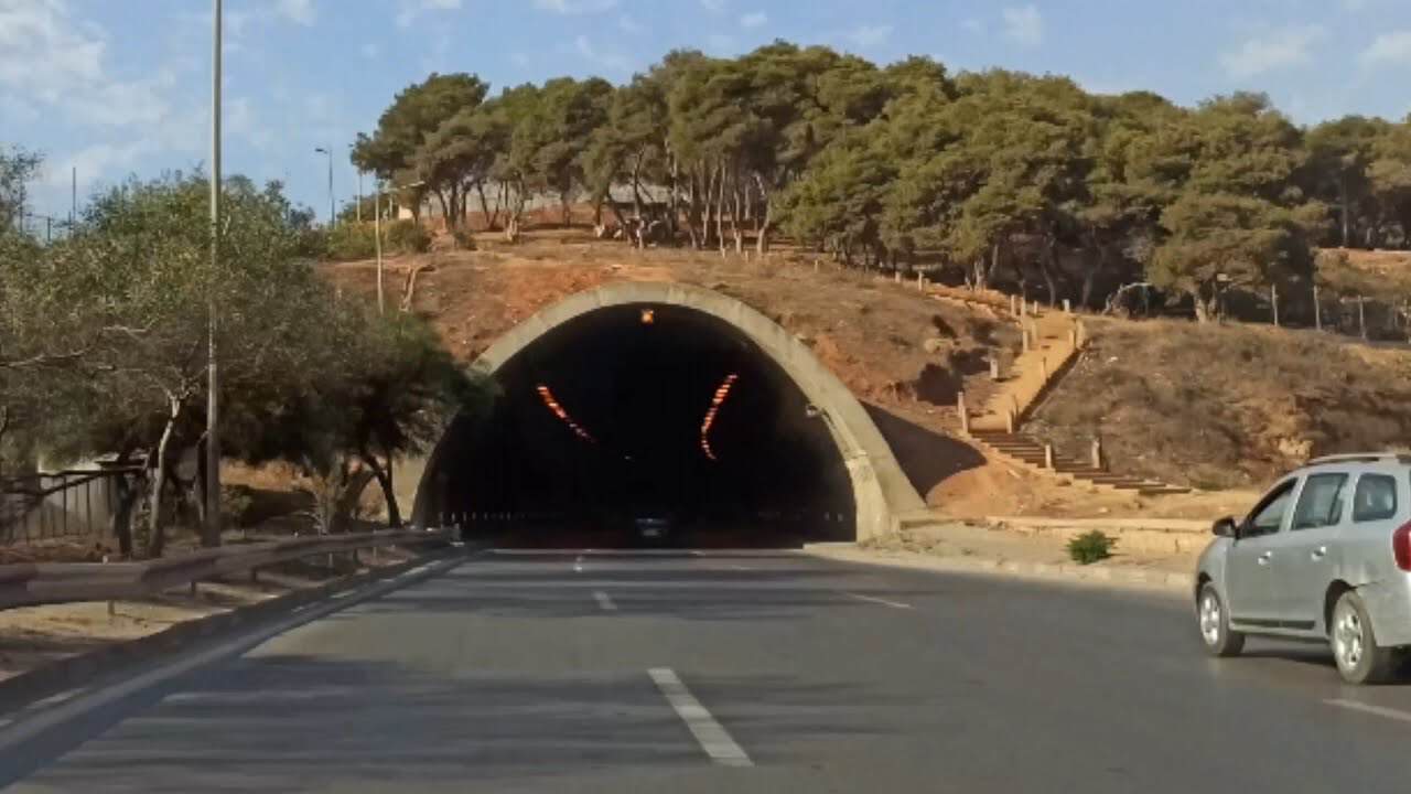 Algérie : drame dans le tunnel de la Chiffa, découvrez les détails tragiques Tunnel de la Chiffa avec entrée sombre et paysage environnant.