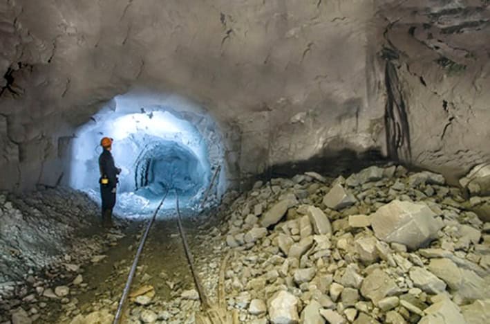 Découverte majeure à Béjaïa : durée et impact d’un projet minier Mine souterraine à Béjaïa avec un ingénieur en sécurité.