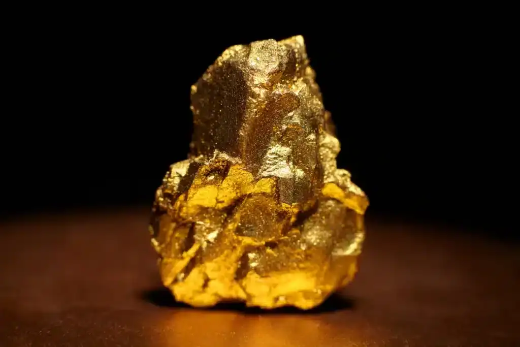 Découverte étonnante : 150 kg d'or et un drame en Algérie Lingot d'or brut en gros plan, éclats et texture visible.