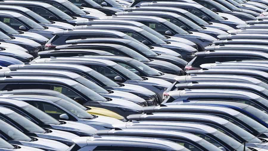 Nouvelles règles d’importation de voitures pour les Algériens expatriés Grand parking de voitures neuves en Algérie, prêt pour la vente.