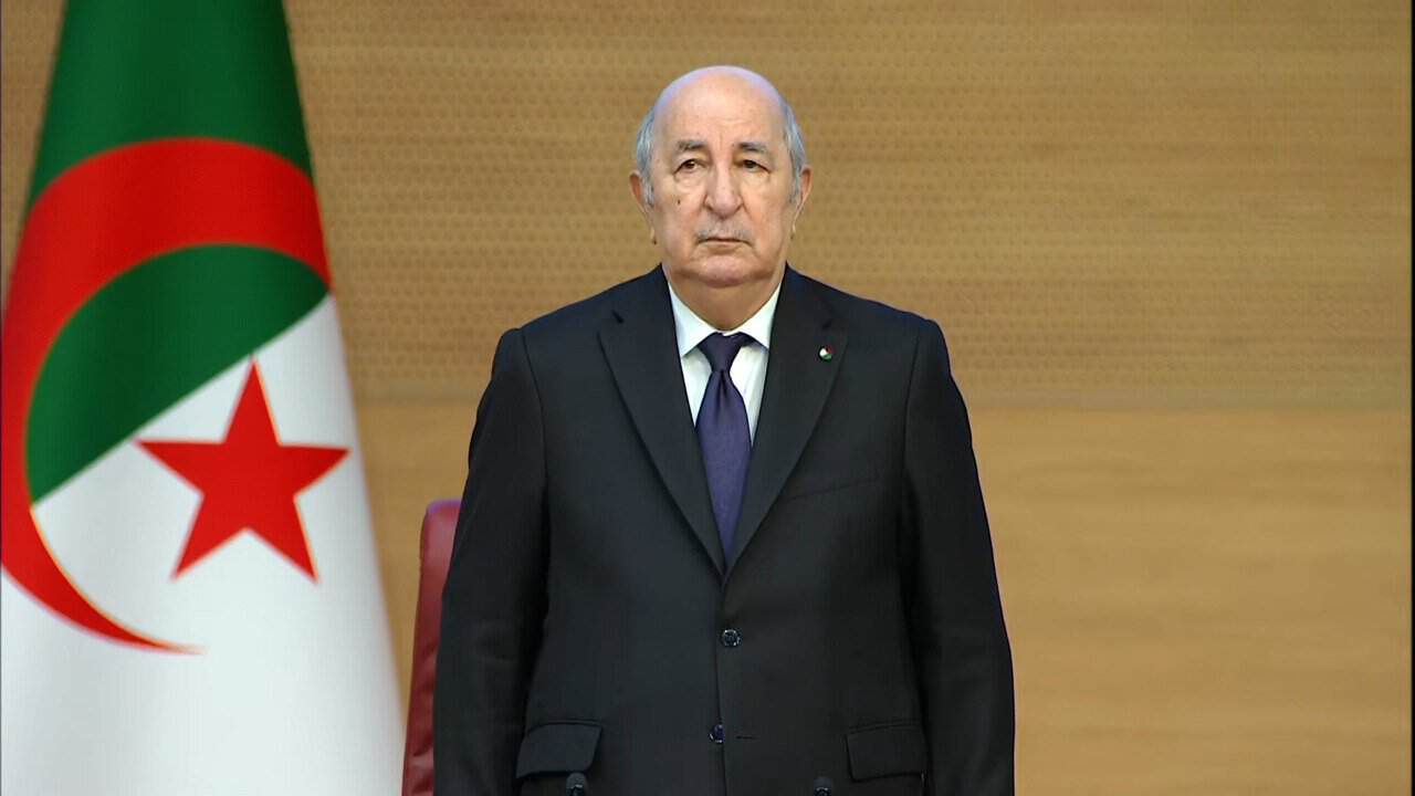 Algérie : Refus d’excuses pour le colonialisme français Homme politique algérien lors d'une conférence officielle.