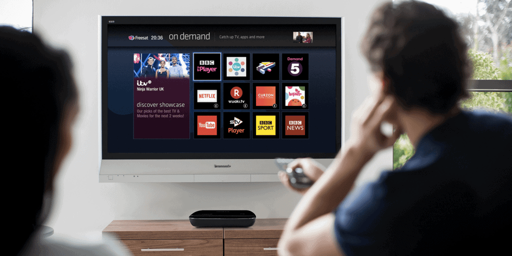 Défi Ramadan : Le Coran triomphe sur le superficiel Personne regardant une télévision avec diverses applications de streaming.