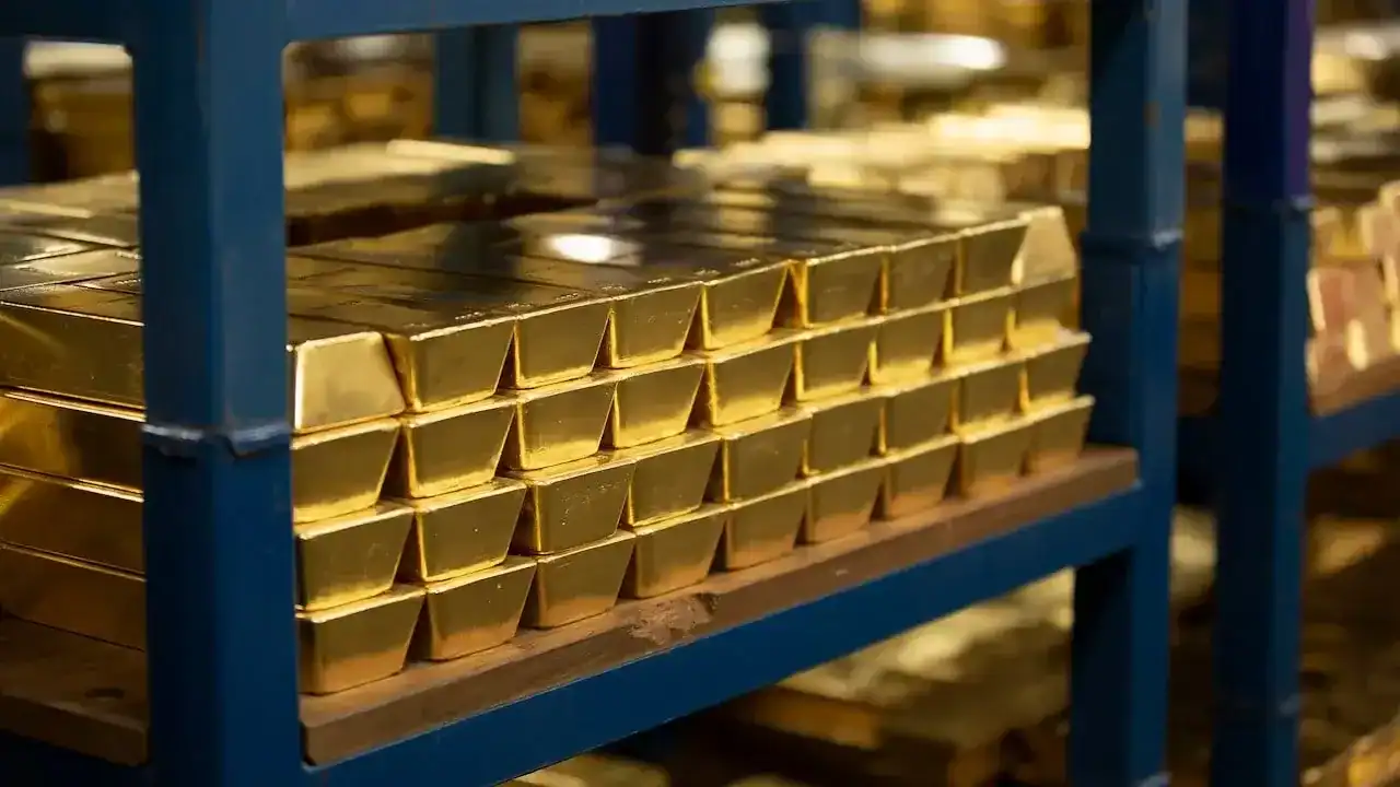 Découverte étonnante : 150 kg d'or et un drame en Algérie Stockage de lingots d'or dans un entrepôt sécurisé.